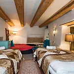 Historical Two-Bedroom Apartment With Sauna, Jacuzzi And Fireplace