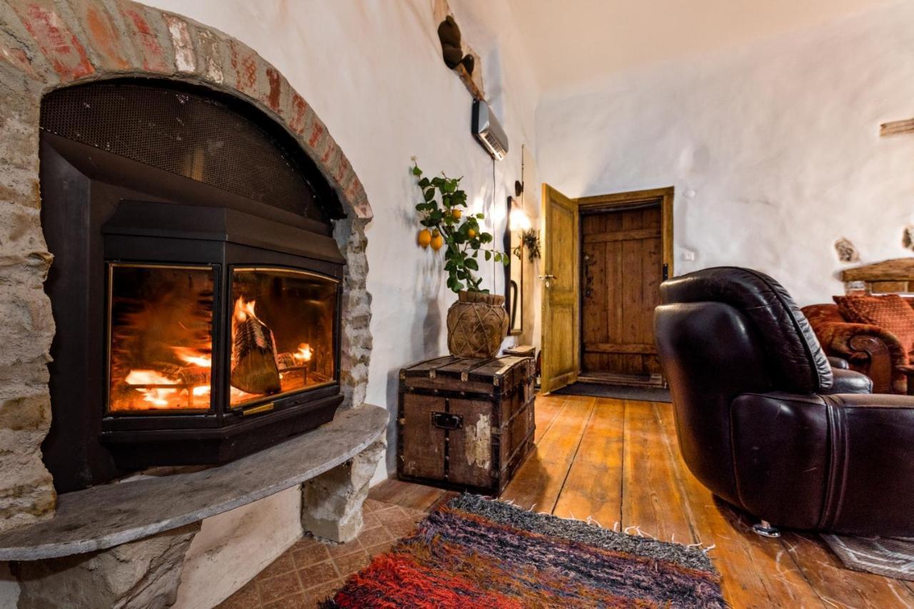 Historical Two-bedroom With Sauna, Jacuzzi And Fireplace Huoneisto *