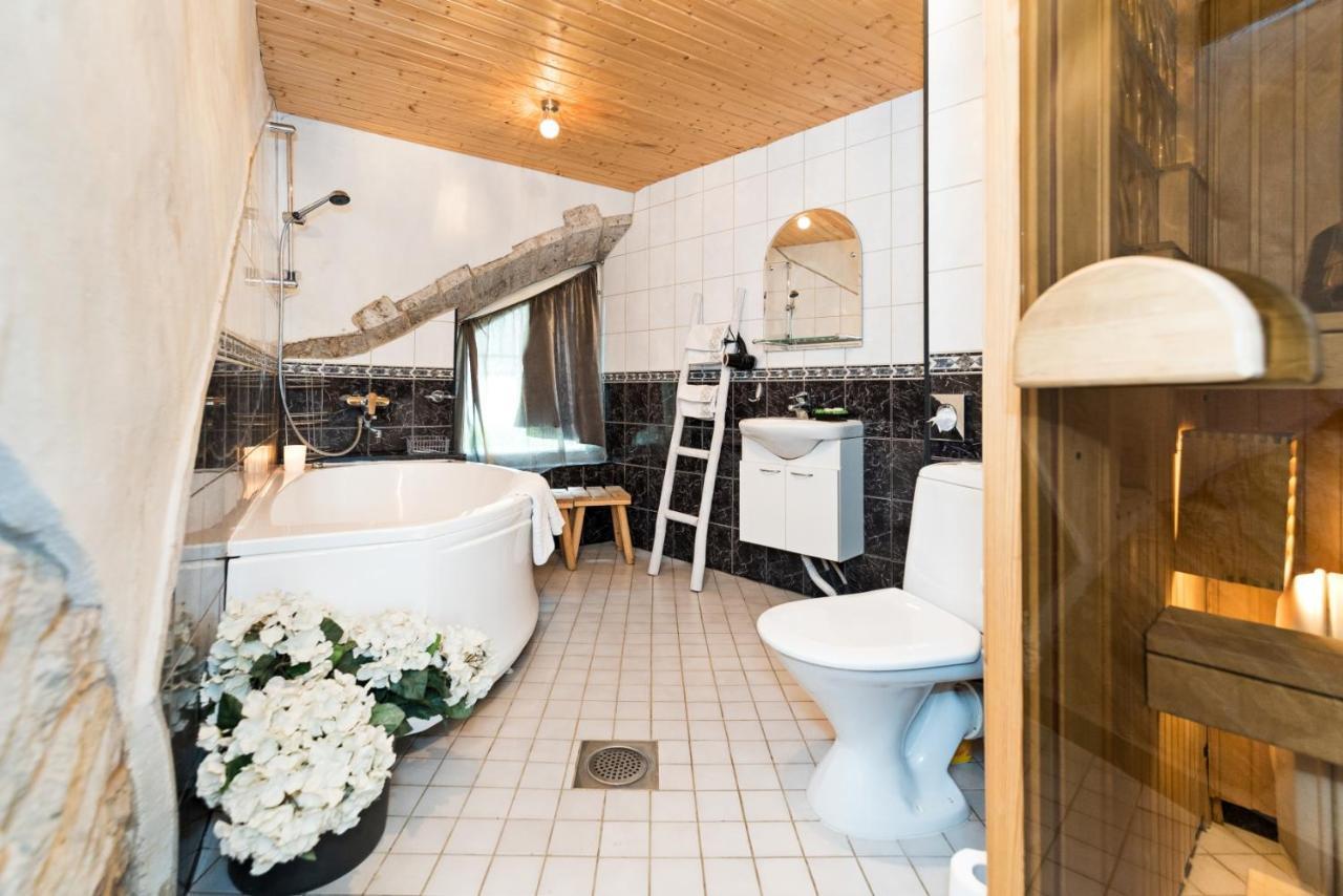 Historical Two-bedroom With Sauna, Jacuzzi And Fireplace Huoneisto