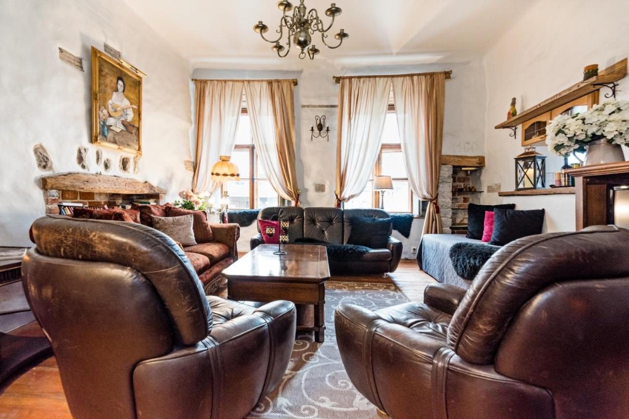 Historical Two-bedroom With Sauna, Jacuzzi And Fireplace *