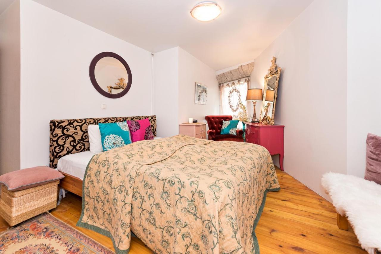 Huoneisto Historical Two-bedroom With Sauna, Jacuzzi And Fireplace